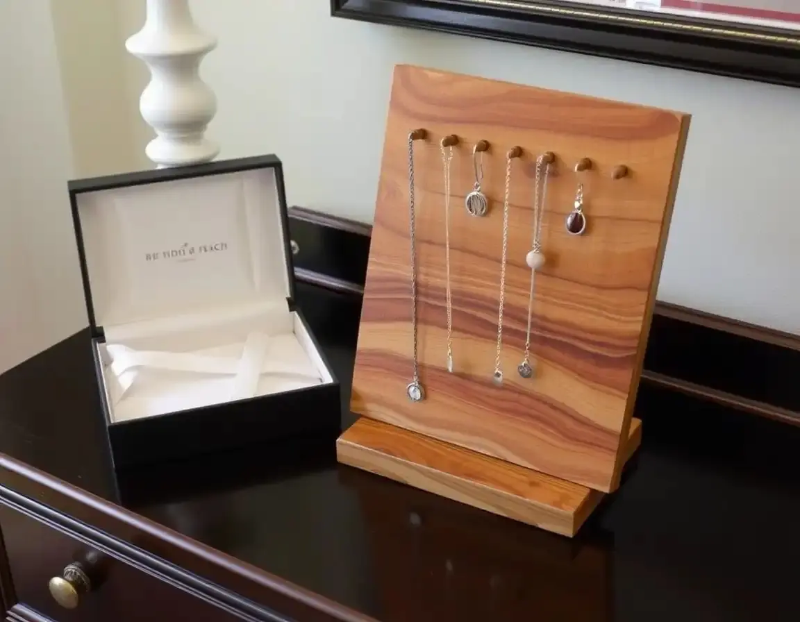 Edler Schmuckständer aus Holz